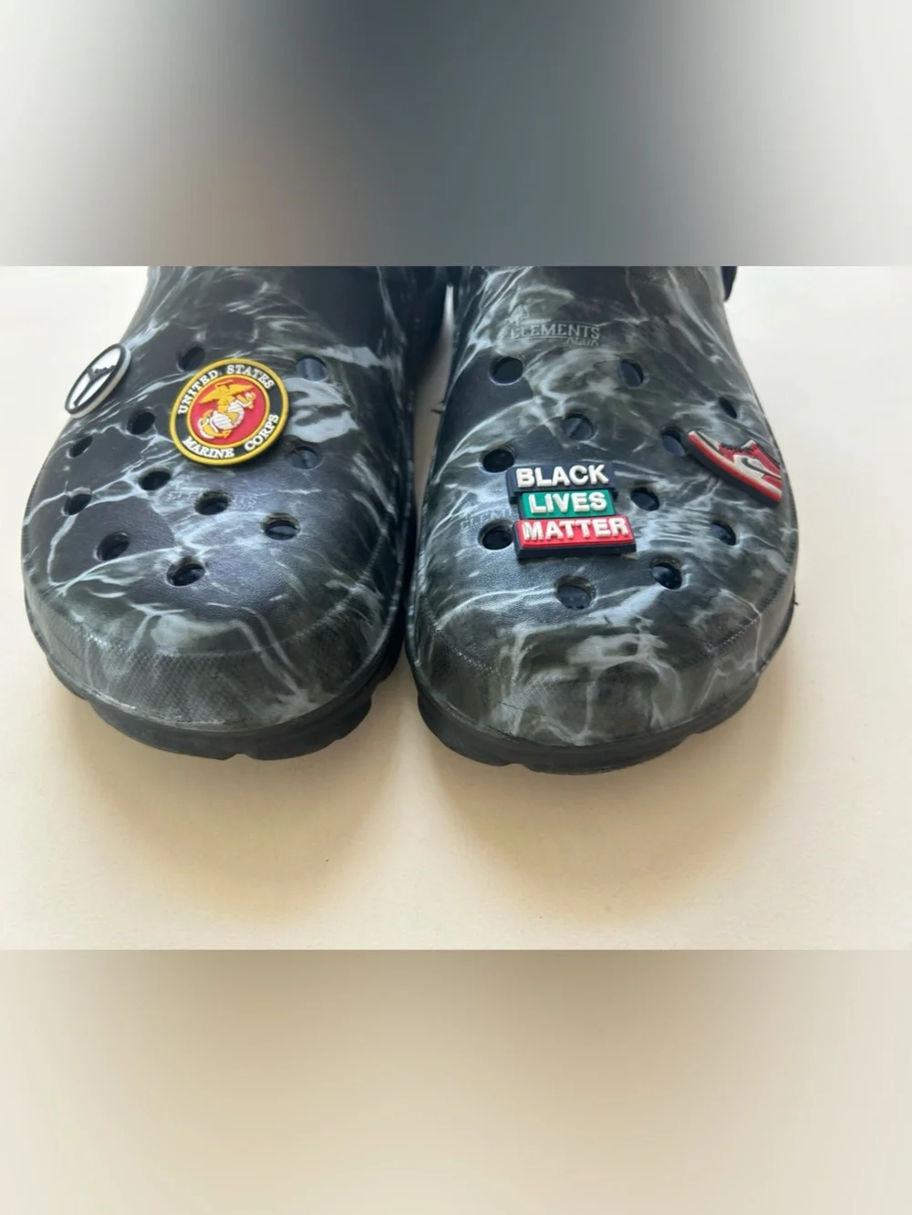 CROCS men’s Black Marble Slip-On Clogs with Jibbitz Charms size 11
